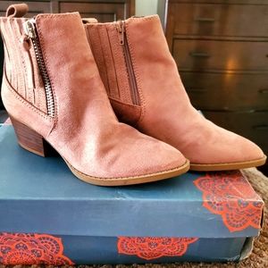 Carlos Santana boots